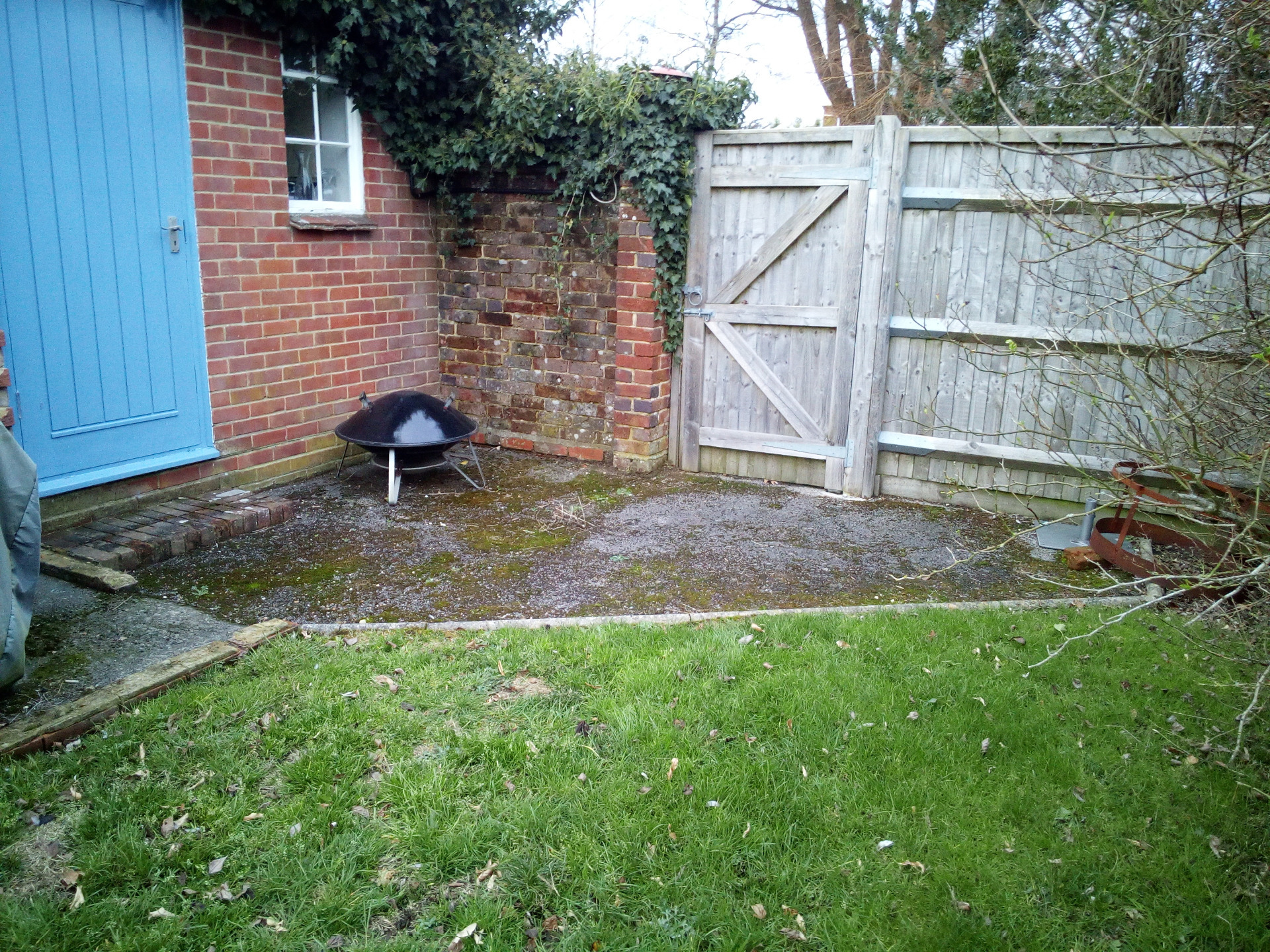 Complete garden makeover in Fareham with paving, cobbles, pergola, hot tub, planting, hedging, sleepers, shed, turf