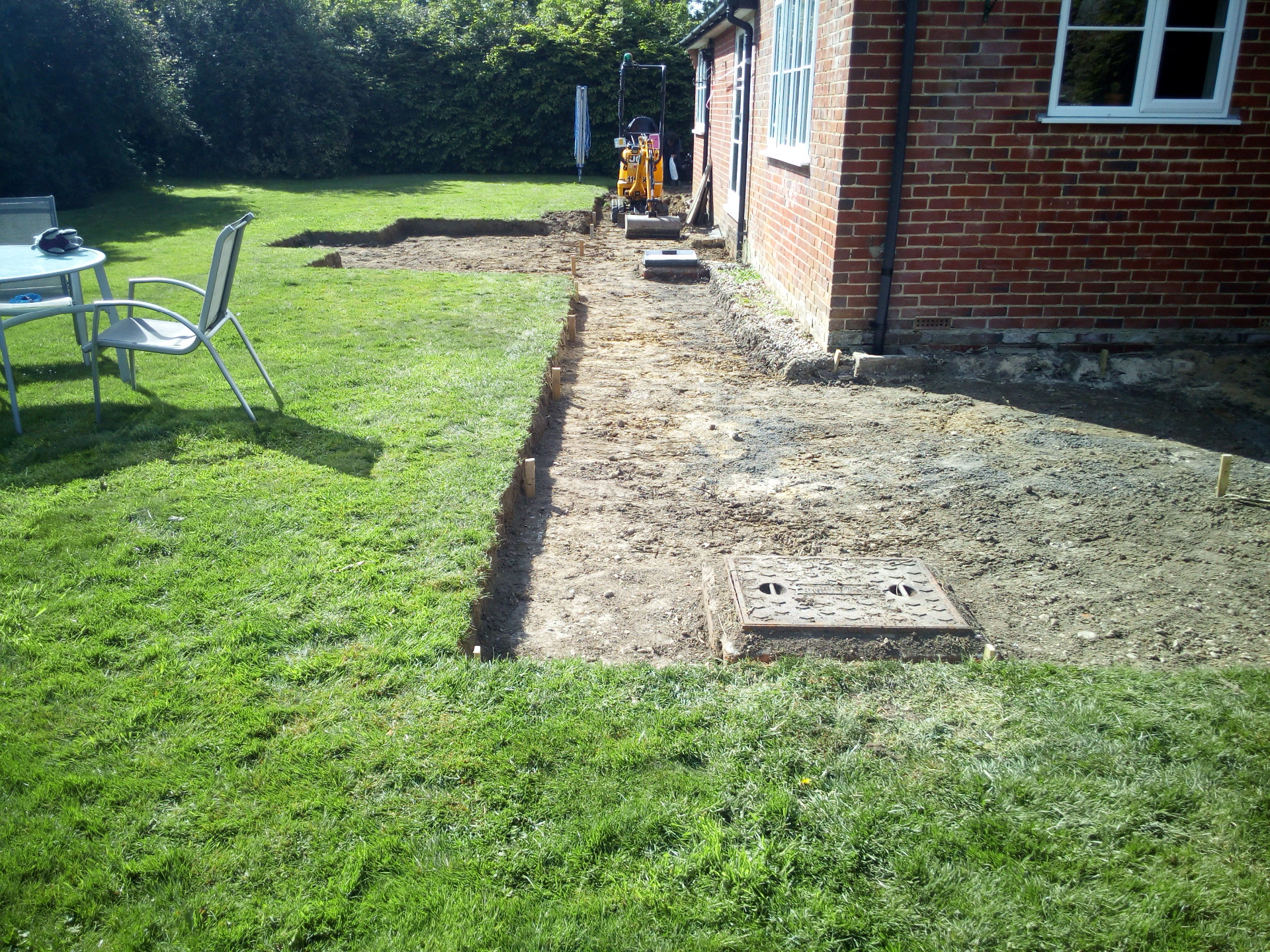 Complete garden makeover in Fareham with paving, cobbles, pergola, hot tub, planting, hedging, sleepers, shed, turf